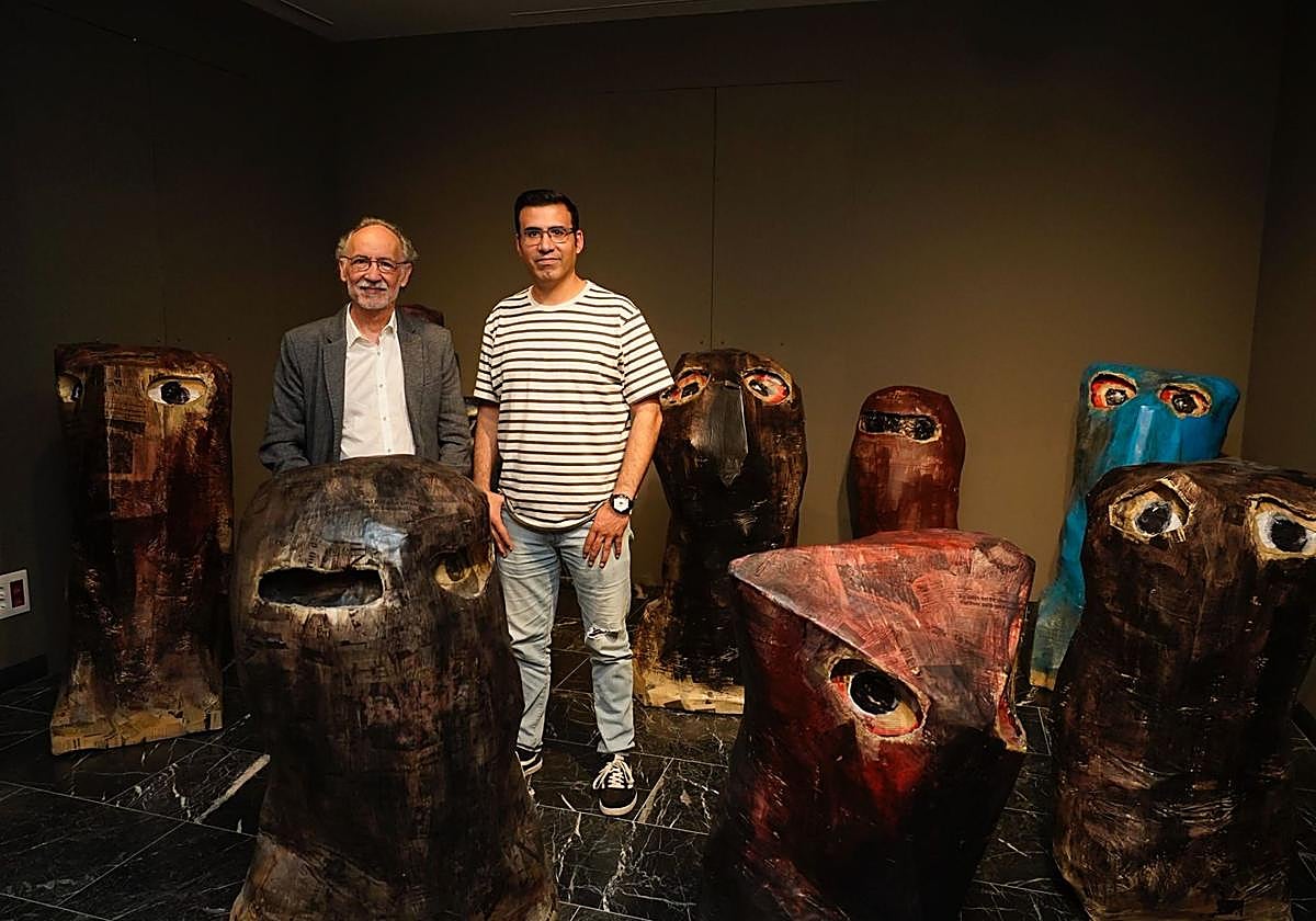 José, hijo de Agustín Ibarrola, y Naiel, su nieto, con varias de las obras que ya se exponen en el Memorial de las Víctimas del Terrorismo, en Vitoria.