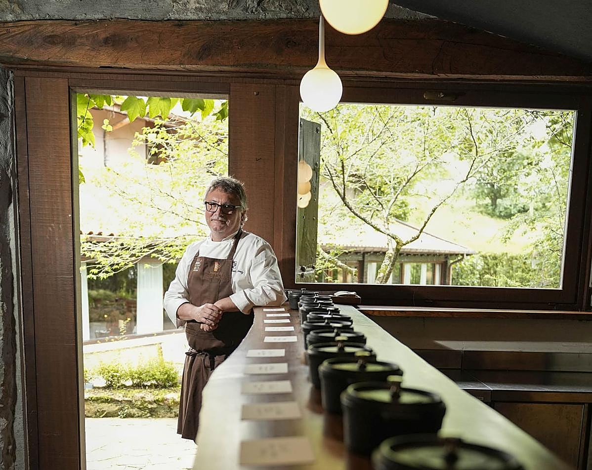 Andoni Luis Aduriz en la caseta de Mugaritz donde, tras el aperitivo, los comensales eligen los ingredientes (ritmo, fantasía, sexo, curiosidad, tiempo...) para la Sopa del día.