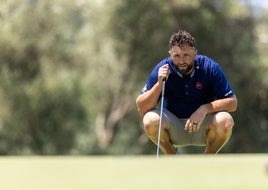 Rahm estudia uno de los greenes de Valderrama.