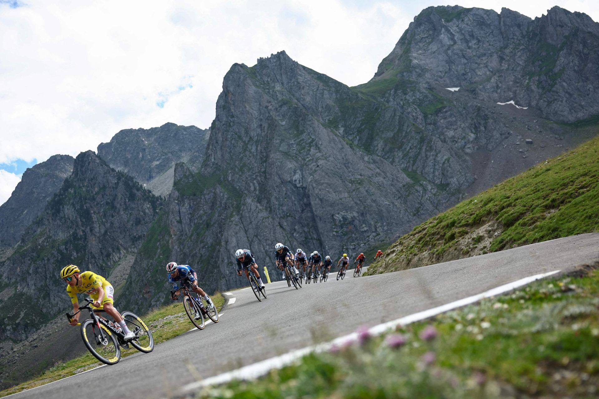 Imagen del pelotón del Tour en un descenso en los Pirneos.