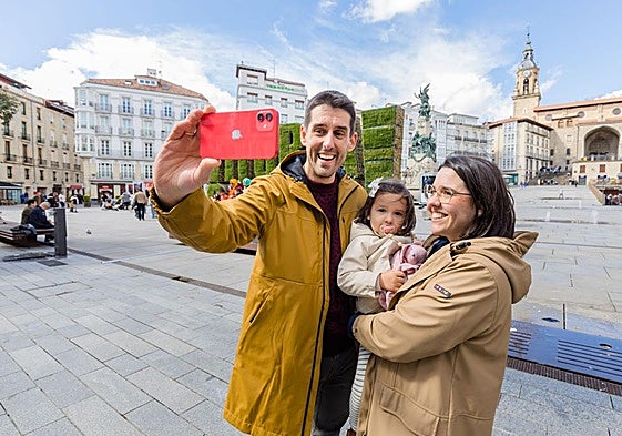 Una familia frente a la escultura vegetal.