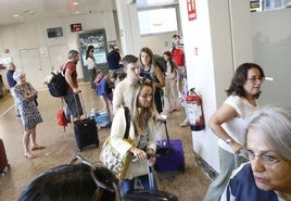 «El hombre venía corriendo hacia el motor del avión y llevaba algo en la mano. Parecía desesperado»