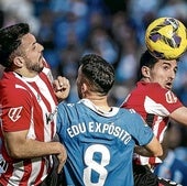 Paredes y Vivián tratan de despejar el balón en el partido ante el Espanyol en Cornellà-El Prat.
