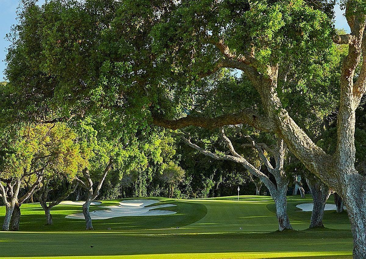 Imagen secundaria 1 - Arriba, el green del hoyo 17, protegido por una bella cascada. A la izquierda, la calle del hoyo 2, invadida por alcornoques. A la derecha, el par 3 del 15, que se juega cuesta abajo y donde suele soplar mucho viento.