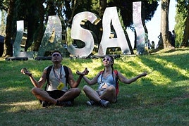 Dos festivaleros sentados en los alrededores de Lasai.