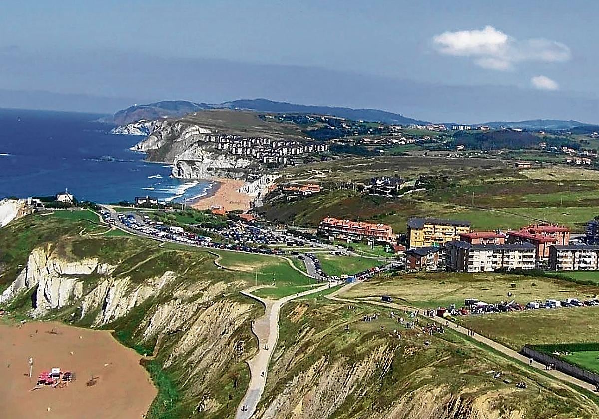 Los acantilados de Sopela serán protagonistas en la nueva apuesta por un turismo sostenible y activo.