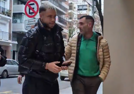 Conechny, a la entrada del centro médico en Argentina.