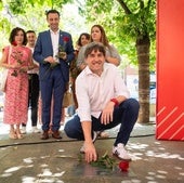 Andueza deposita una rosa en la placa que recuerda en la plaza de La Cantera la fundación de la primera agrupación socialista en Euskadi.