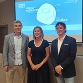 Iker Olazabal, director adjunto de la Banda Municipal de Música, Sonia Díaz de Corcuera, concejala de Cultura y Educación y Luis Orduña, director de la Banda Municipal de Música, presentan la nueva temporada