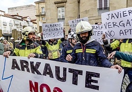 Manifestación de los bomberos en la trasera de la Casa Palacio de la Provincia.