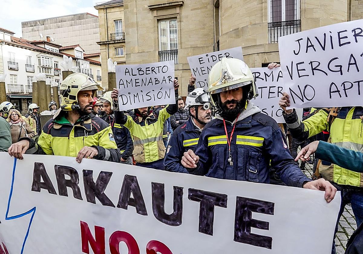 Manifestación de los bomberos en la trasera de la Casa Palacio de la Provincia.