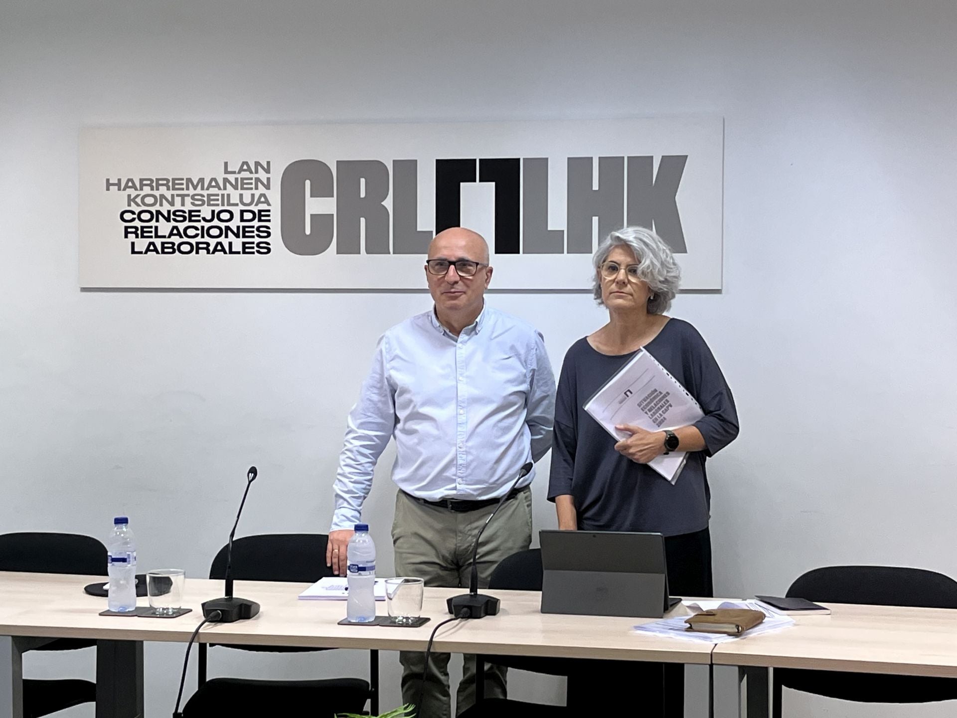 La presidenta del Consejo de Relaciones Laborales, Emilia Málaga Pérez, y el responsable de estudios socioeconómicos, Javier González.