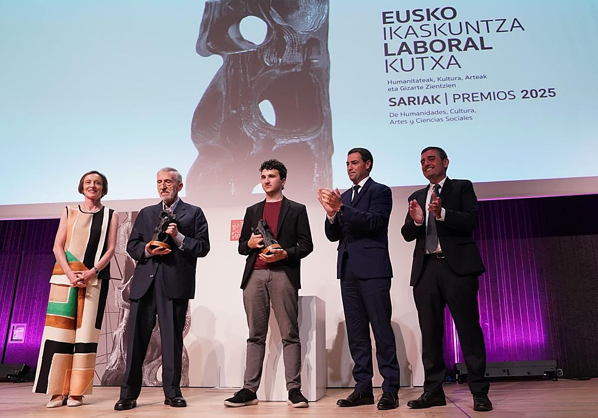 La presidenta de Eusko Ikaskuntza, Ana Urkiza; los premiados, Xabier Etxeberria y Jon Esnaola; el lehendakari, Imanol Pradales; y el presidente de Laboral Kutxa, Adolfo Plaza.