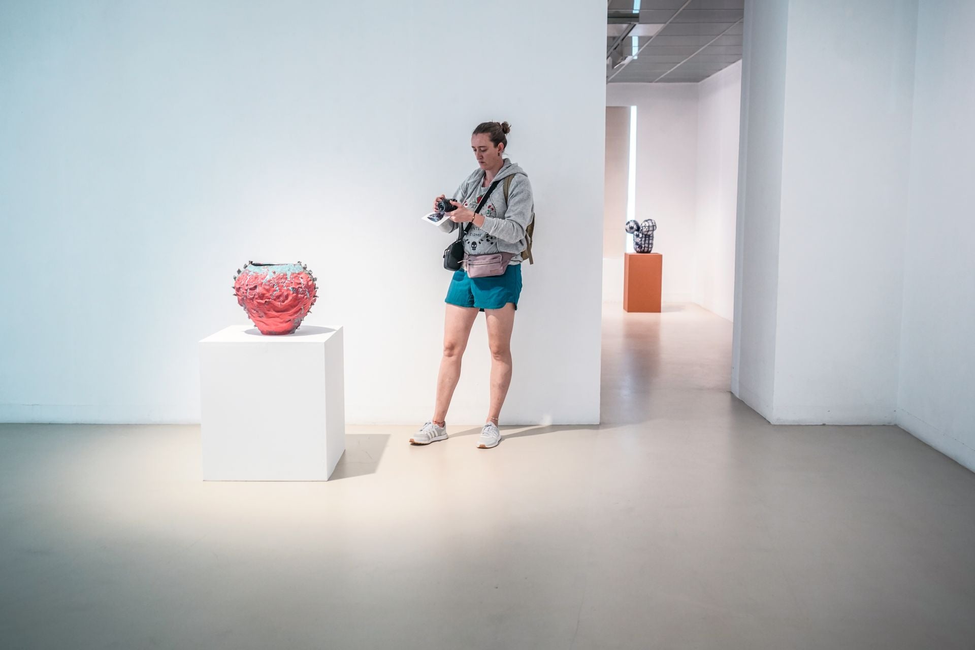 La artista vasca Mar de Dios expone &#039;Espejo de agua y flores&#039; en Vitoria