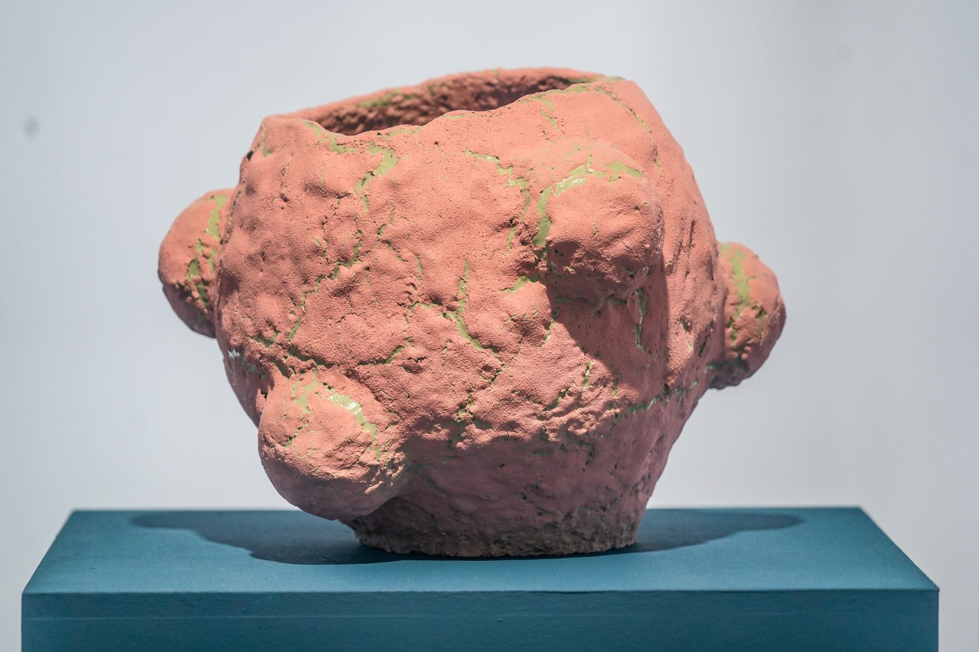 La artista vasca Mar de Dios expone &#039;Espejo de agua y flores&#039; en Vitoria