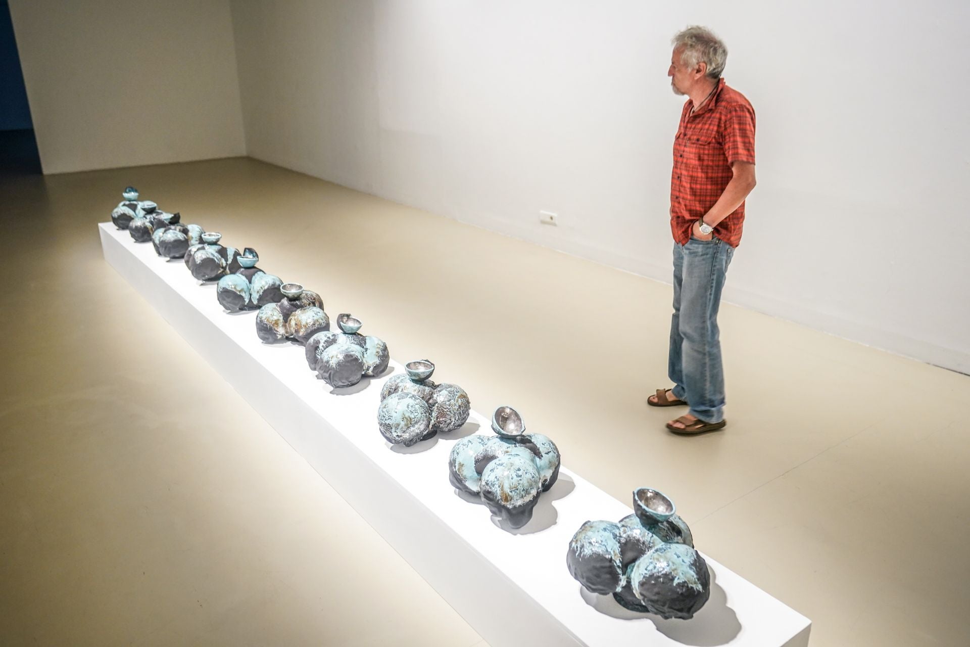 La artista vasca Mar de Dios expone &#039;Espejo de agua y flores&#039; en Vitoria