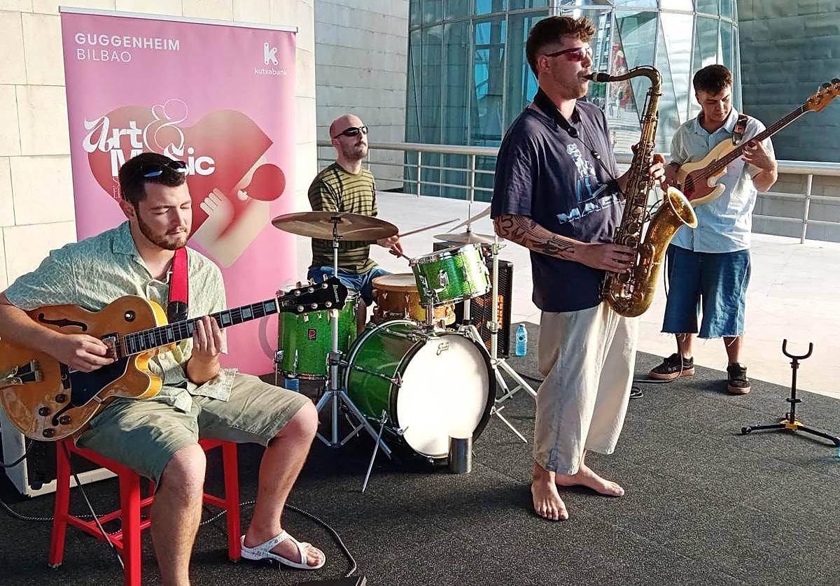 Nicolás Alvear (guitarra), Dani Trueba (batería), Adrián Buenaga (saxo tenor) y Beltrán del Álamo (bajo) abriendo por Erykah Badu.