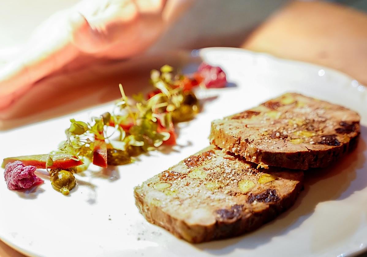 Paté de campaña con encurtidos caseros del restaurante Le Bistroman Atelier.