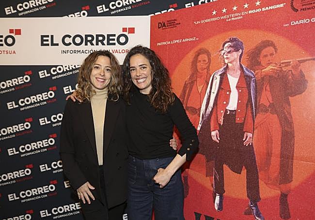 La directora Andrea Jaurrieta y la actriz alavesa Patricia López Arnaiz en el estreno de 'Nina' en Vitoria.