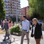 Momento en que las autoridades realizan la ofrenda floral en el monolito a las víctimas del terrorismo, en Vitoria.