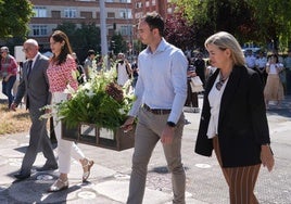 Momento en que las autoridades realizan la ofrenda floral en el monolito a las víctimas del terrorismo, en Vitoria.