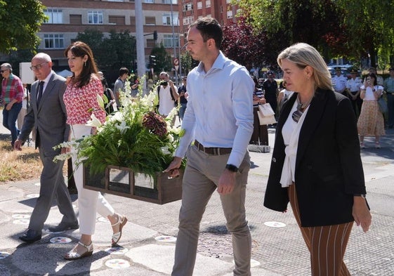 Momento en que las autoridades realizan la ofrenda floral en el monolito a las víctimas del terrorismo, en Vitoria.