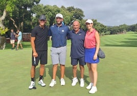 Marcos Llorente, futbolista del Atlético; Jon Rahm, Pedro Pablo Matesanz, delegado del Atlético; y la jugadora amateur Cristina Felip posan tras completar los primeros nueve hoyos de Valderrama.