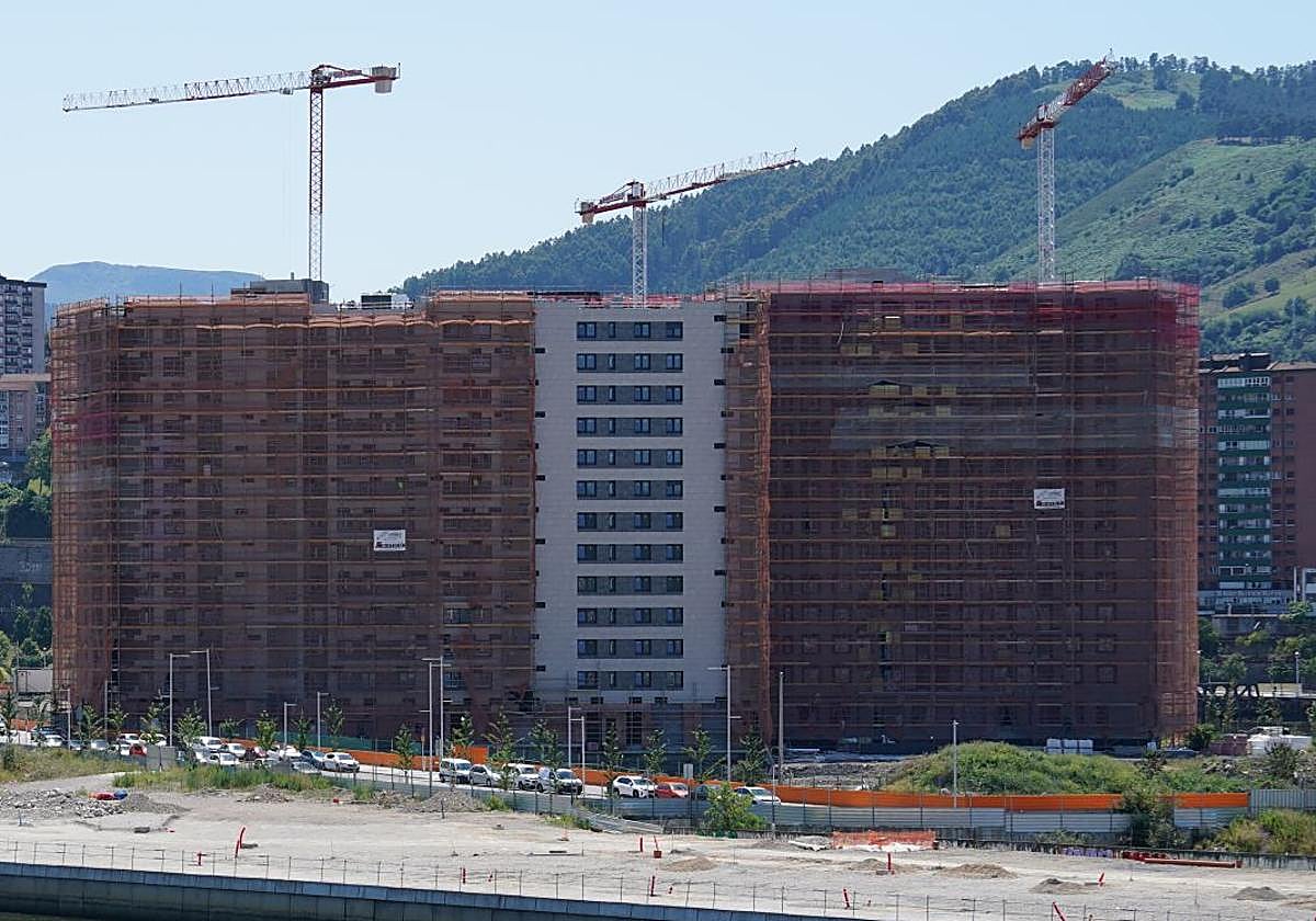La pugna entre dos fondos frena la obra de 312 pisos para alquiler en Zorrozaurre