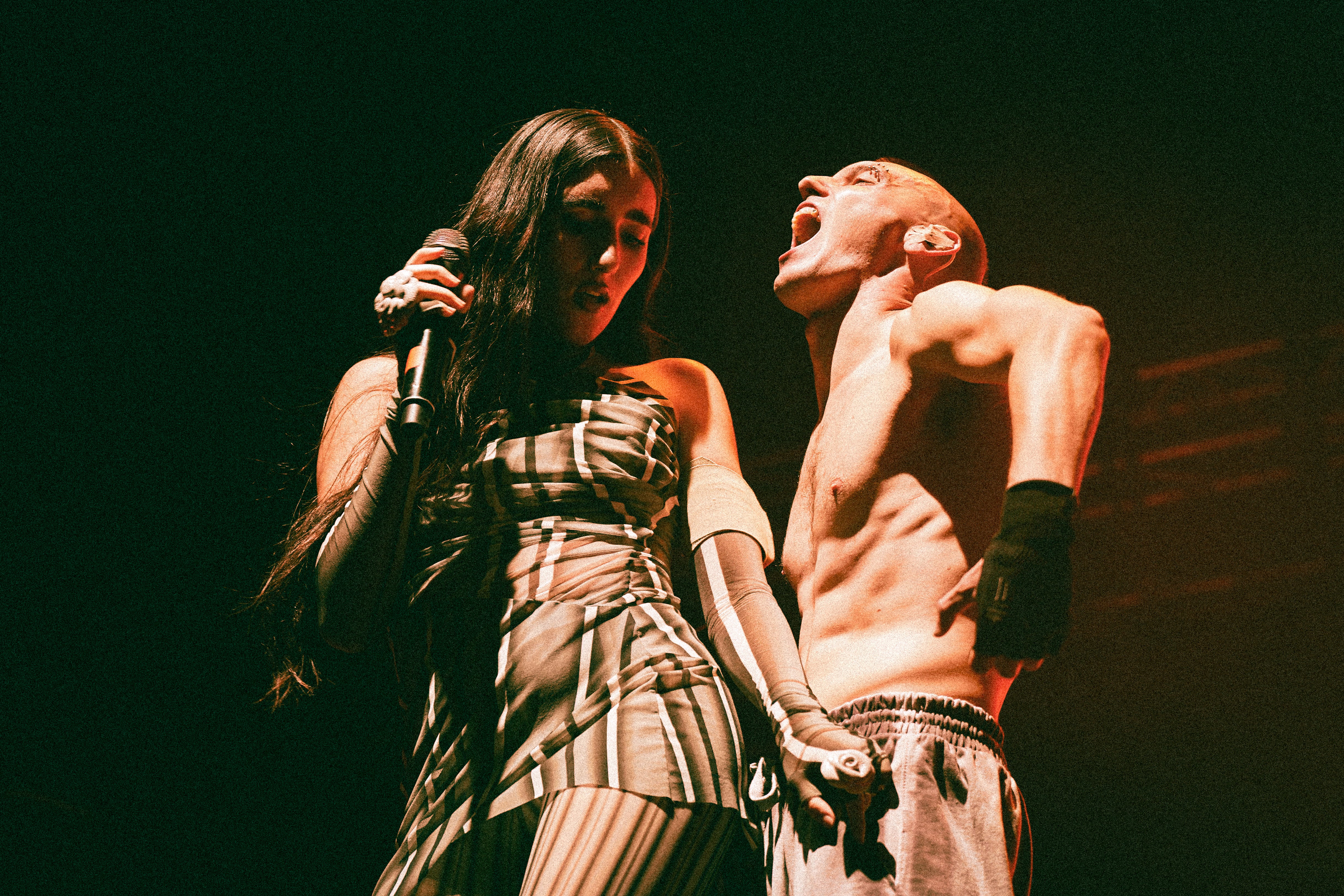 Judeline junto a su bailarín Héctor Fuertes en la actuación de esta noche.