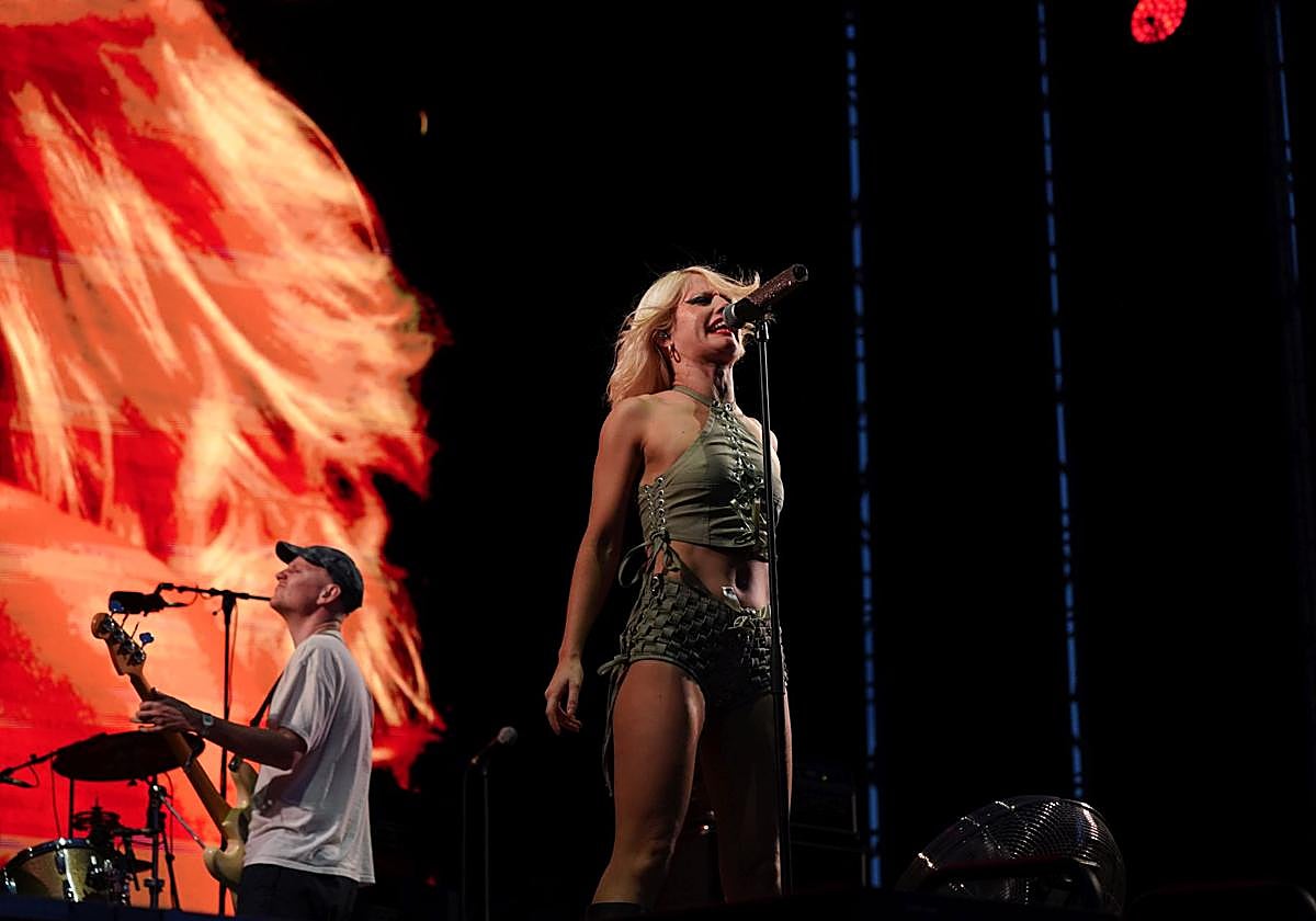 Amyl irrumpió en el escenario como un ciclón.