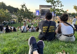 Nueve conciertos, de monte a monte, cerveza, calor y yoga: así se viven 24 horas en el Bilbao BBK Live