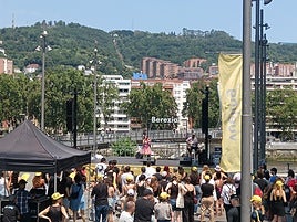 La artista Azuleja durante su presentación en la explanada de las Torres de Isozaki