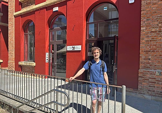 El director posa junto al edificio de la escuela de música en Durango.