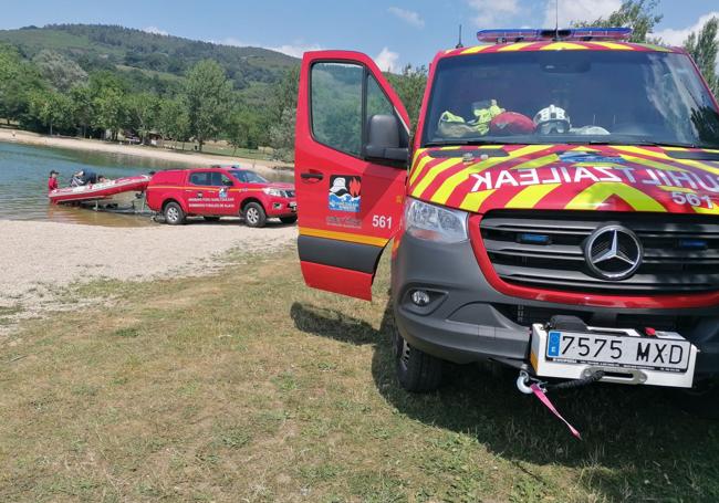 Los bomberos preparan la lancha.