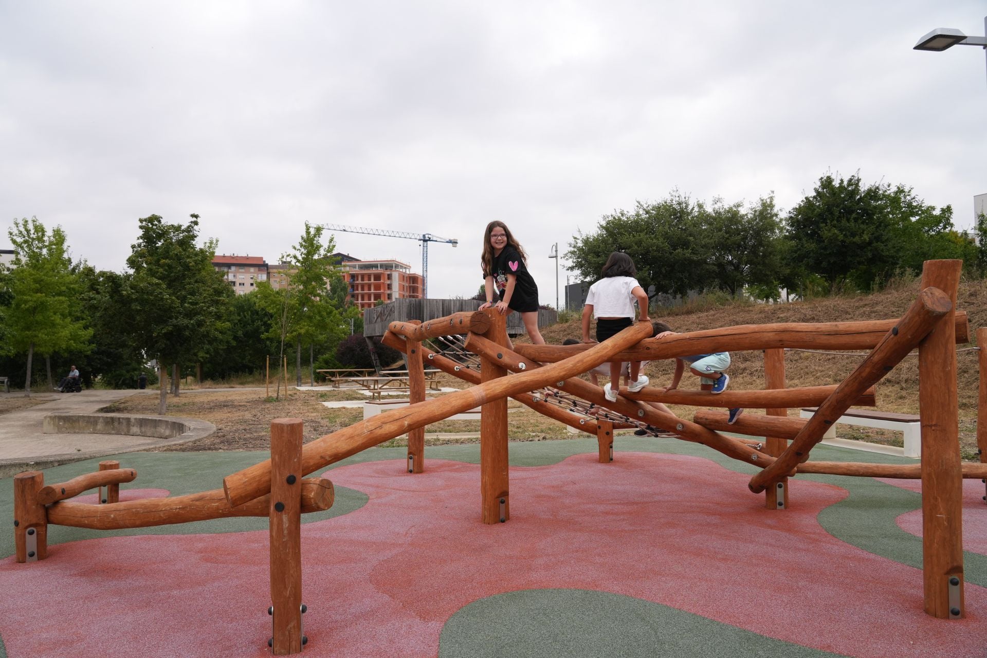 Unos niños juegan a hacer equilibrios sobre unos troncos