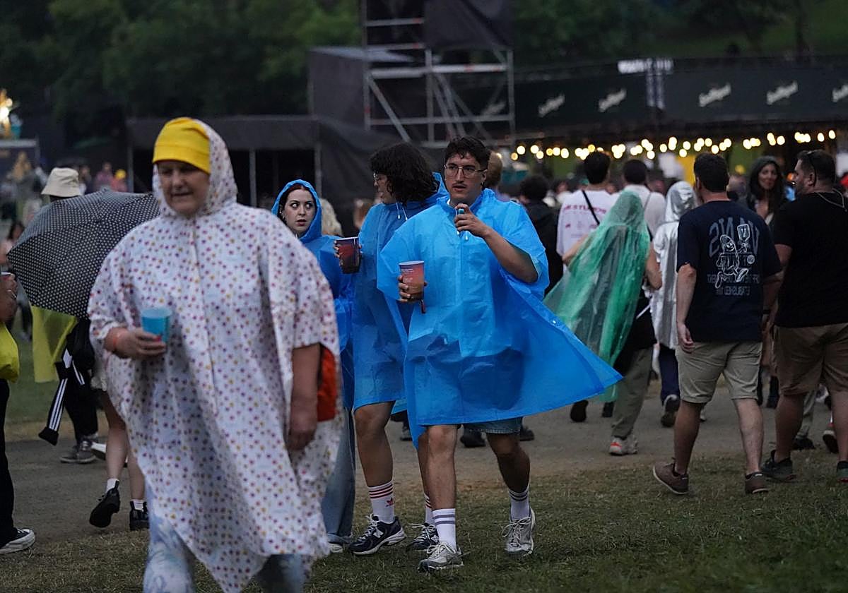La lluvia no apaga la fiesta en Konetamendi