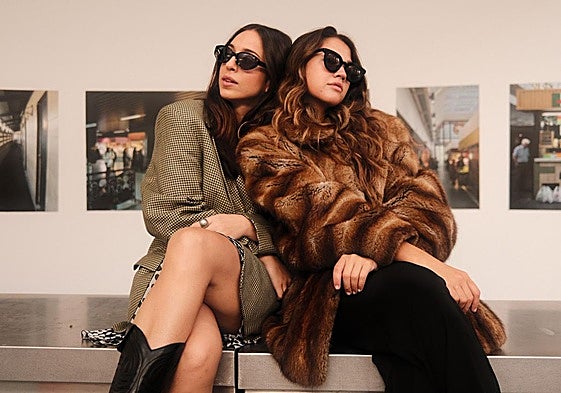 Clara y Haizea, las veinteañeras vizcaínas que reinventan la ropa de segunda mano.