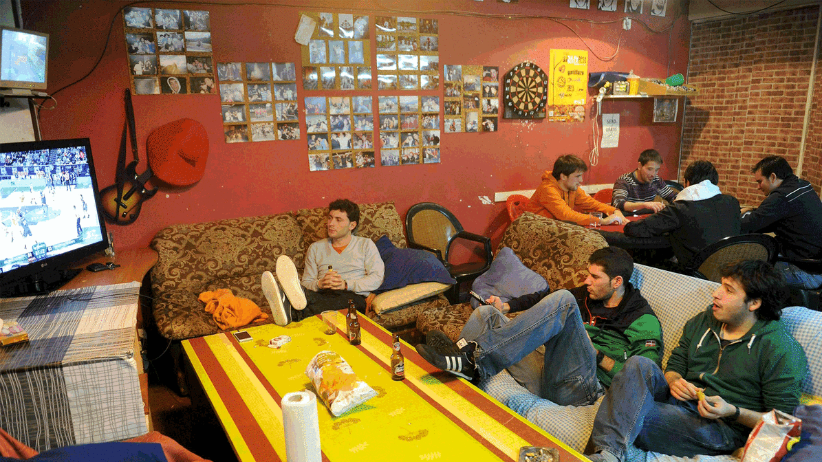 Por qué la juventud vasca pasa de encerrarse en la lonja