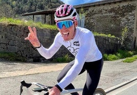 Aleix Espargaró sonríe durante una de sus salidas ciclistas