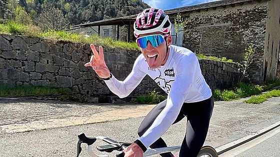 El desafortunado estreno de Aleix Espargaró en el ciclismo: abandona el Tour de Austria por una posible lesión en la mano