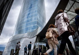 Vista de la entrada a la torre Iberdrola, en Bilbao.