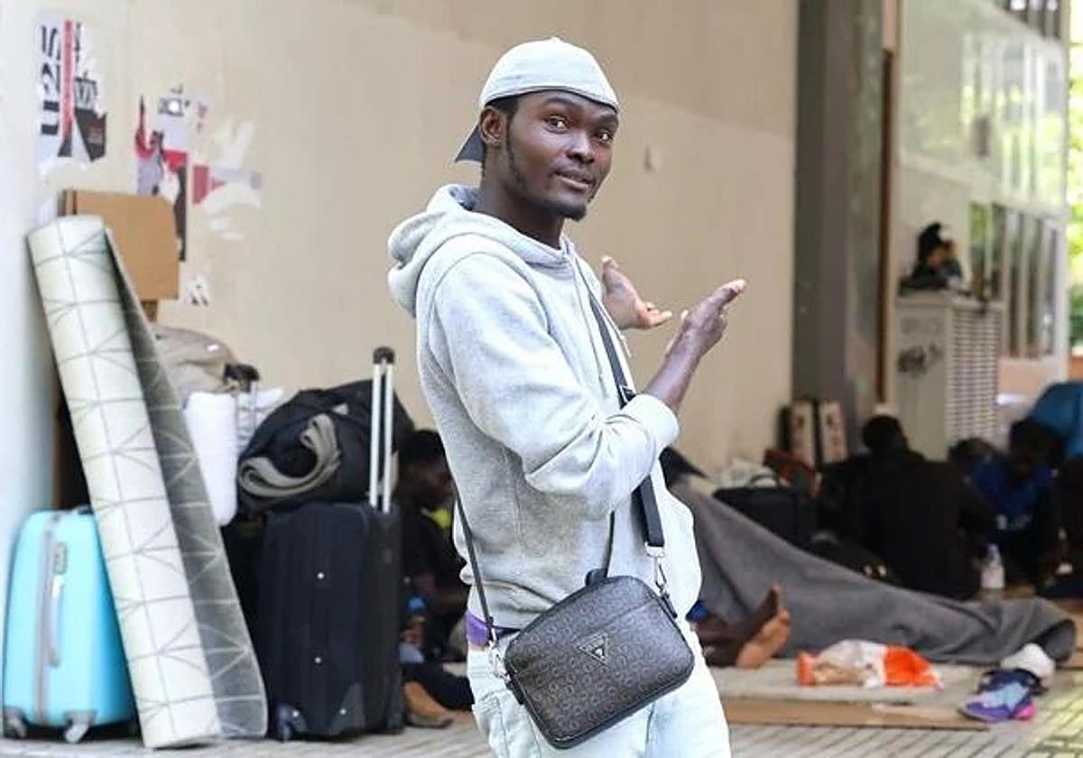 Decenas de malienses solicitantes de asilo llevan semanas durmiendo en la calle en San Sebastián