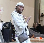 Oumar S. de 27 años, muestra los soportales donde están asentados en la plaza Cofradías Donostiarras.