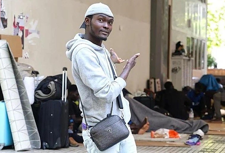 Oumar S. de 27 años, muestra los soportales donde están asentados en la plaza Cofradías Donostiarras.