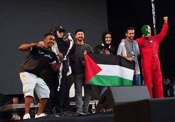 Los músicos palestinos en el escenario con Kneecap.