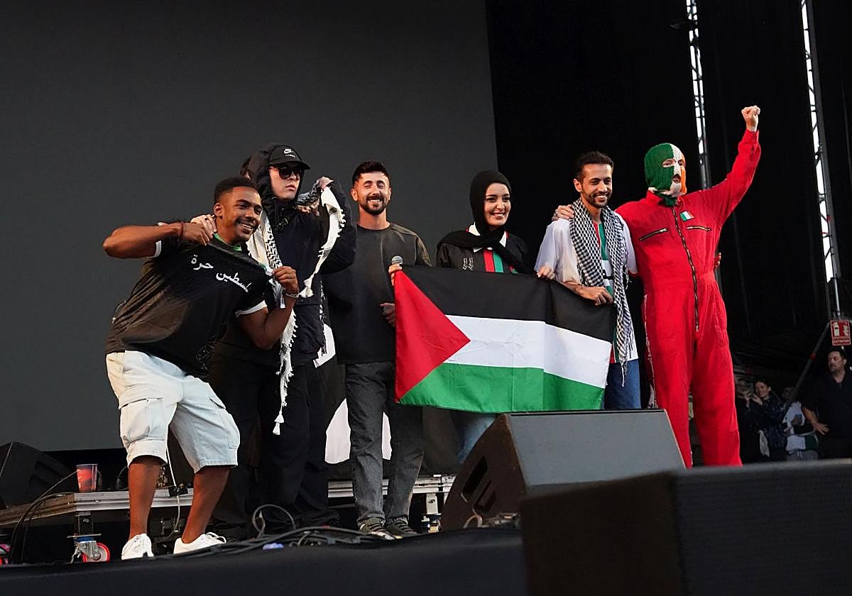 Los músicos palestinos en el escenario con Kneecap.