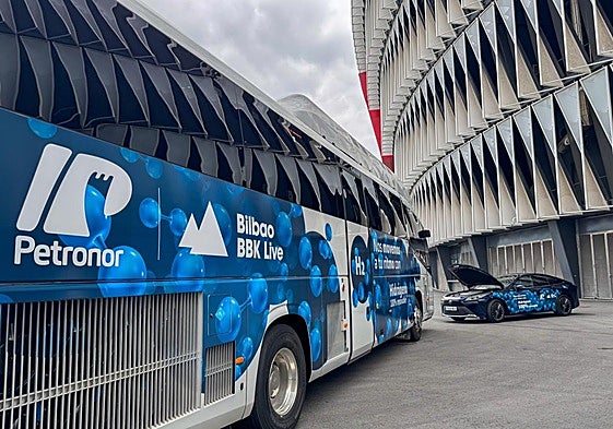 El autobús y el coche de hidrógeno que ha presentado Petronor este viernes en la explanada de San Mamés.