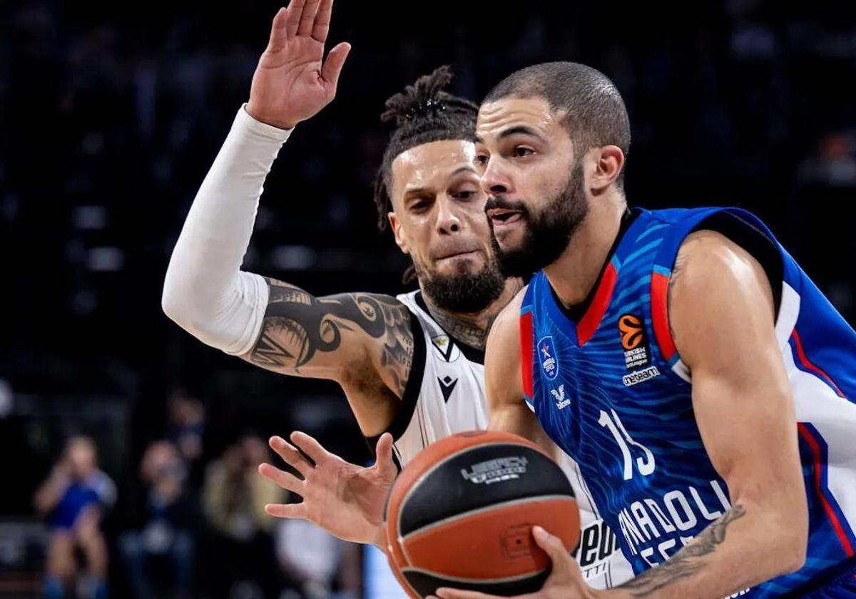 Darius Thompson maneja el bote para intentar dejar atrás a Daniel Hackett durante un choque entre el Efes y el Virtus Bolonia.