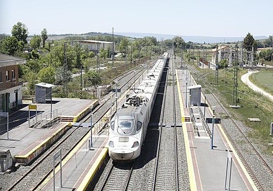 Tren pasando por la estación de Alegría.
