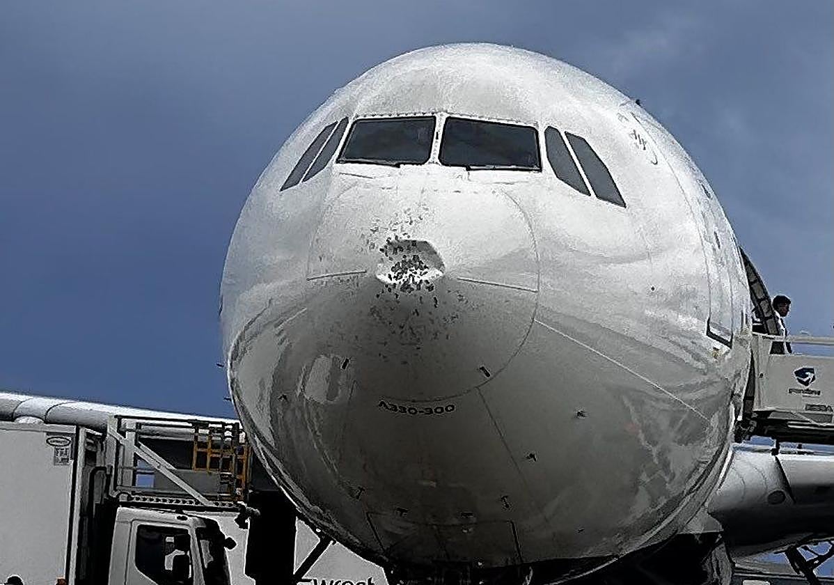 Imagen del avión con la parte delantera dañada.